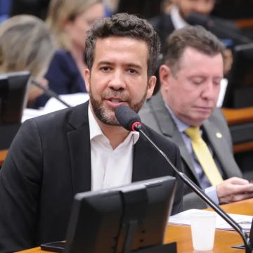 Câmara suspende André Janones após provocação a Nikolas Ferreira