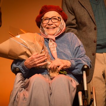 Aos 95 anos, Nathalia Timberg é ovacionada em sua volta aos palcos com “A Mulher da Van”