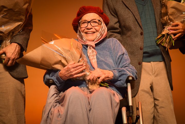 Aos 95 anos, Nathalia Timberg é ovacionada em sua volta aos palcos com “A Mulher da Van”