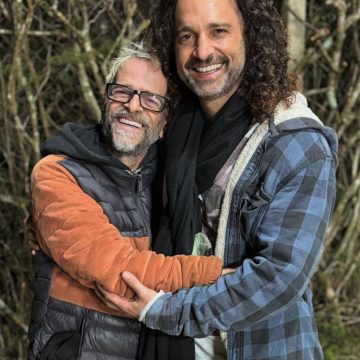 Reencontro nostálgico: atores mirins de “A Viagem” revivem pose icônica mais de 30 anos após novela