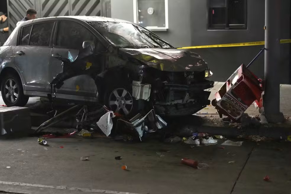 Motorista atropela 30 pessoas em boate de Los Angeles e é baleado por populares