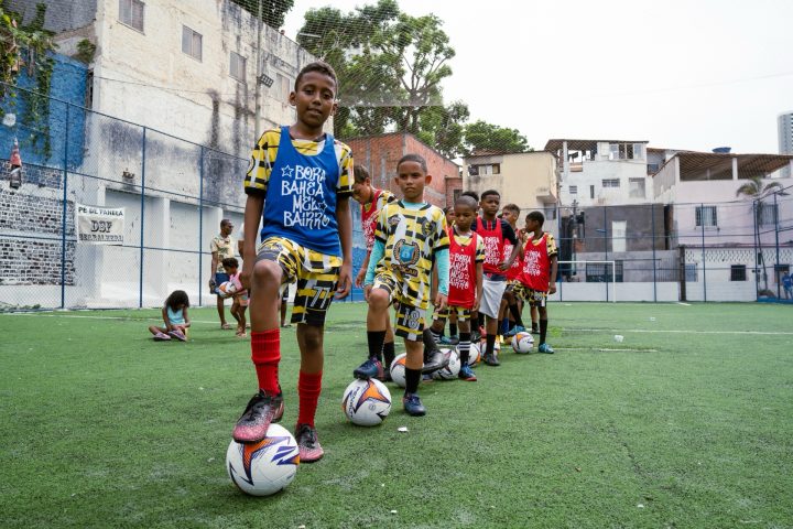 Neoenergia Coelba renova parceria com Bahia e lança projeto “Torcedor Solidário” para transformar recicláveis em apoio social
