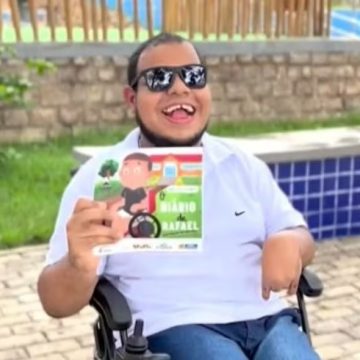 Baiano com paralisia cerebral lança biografia depois de médicos afirmarem que ele não conseguiria ler