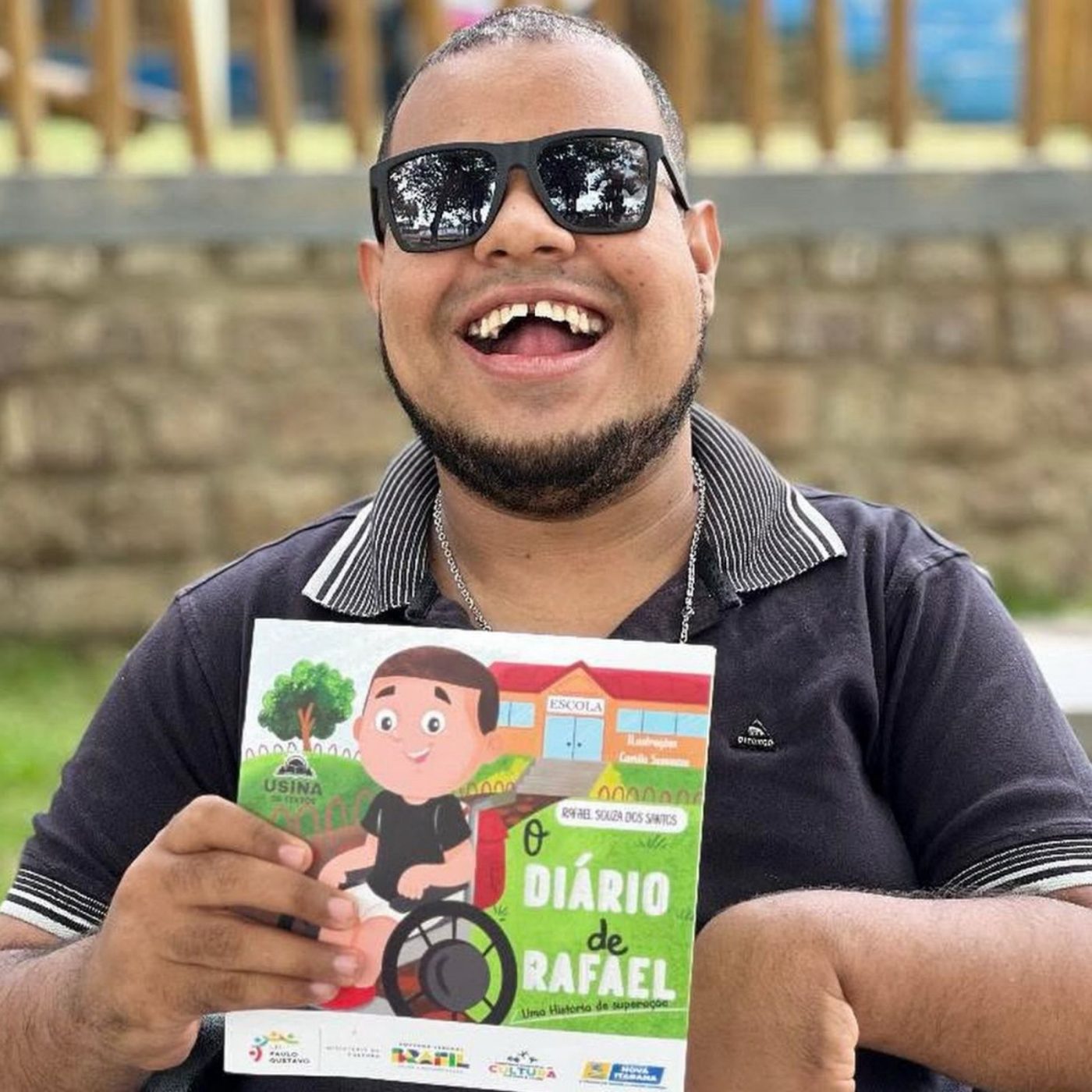 Baiano com paralisia cerebral lança biografia depois de médicos afirmarem que ele não conseguiria ler