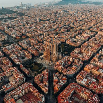 Barcelona anuncia fim dos aluguéis do tipo Airbnb para turistas até 2029; entenda