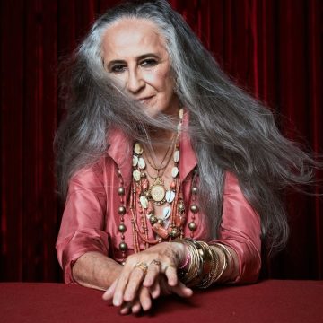 Após esgotar ingressos, Maria Bethânia anuncia show extra em Salvador