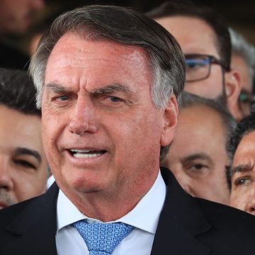 Moraes dá 24 horas para Bolsonaro explicar uso de redes sociais