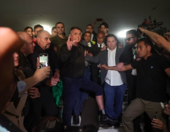 Com tornozeleira eletrônica, Bolsonaro critica Alexandre de Moraes e diz sofrer ‘covardia’