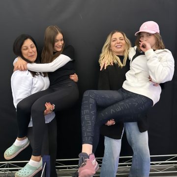 Filha de Sheila Mello impressiona por altura e semelhança com a mãe