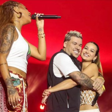 Funkeiro pede influenciadora em namoro durante show de Ludmilla em Salvador