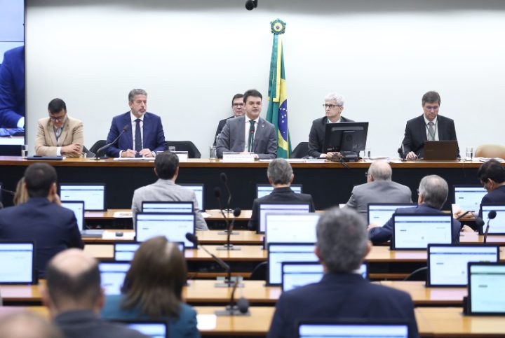 Comissão da Câmara aprova isenção do Imposto Renda para quem ganha até R$ 5 mil