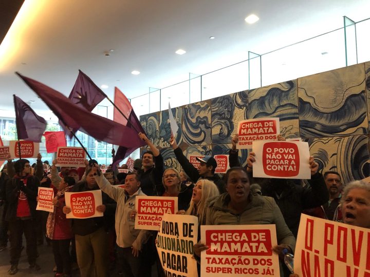 Grupo ocupa sede do Itaú BBA na Faria Lima e pede taxação de super-ricos