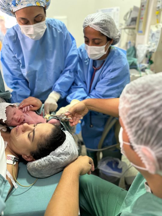 Momento em que o cordão umbilical foi cortado por Tiago com o auxílio do médico — Foto: Fundação José Silveira