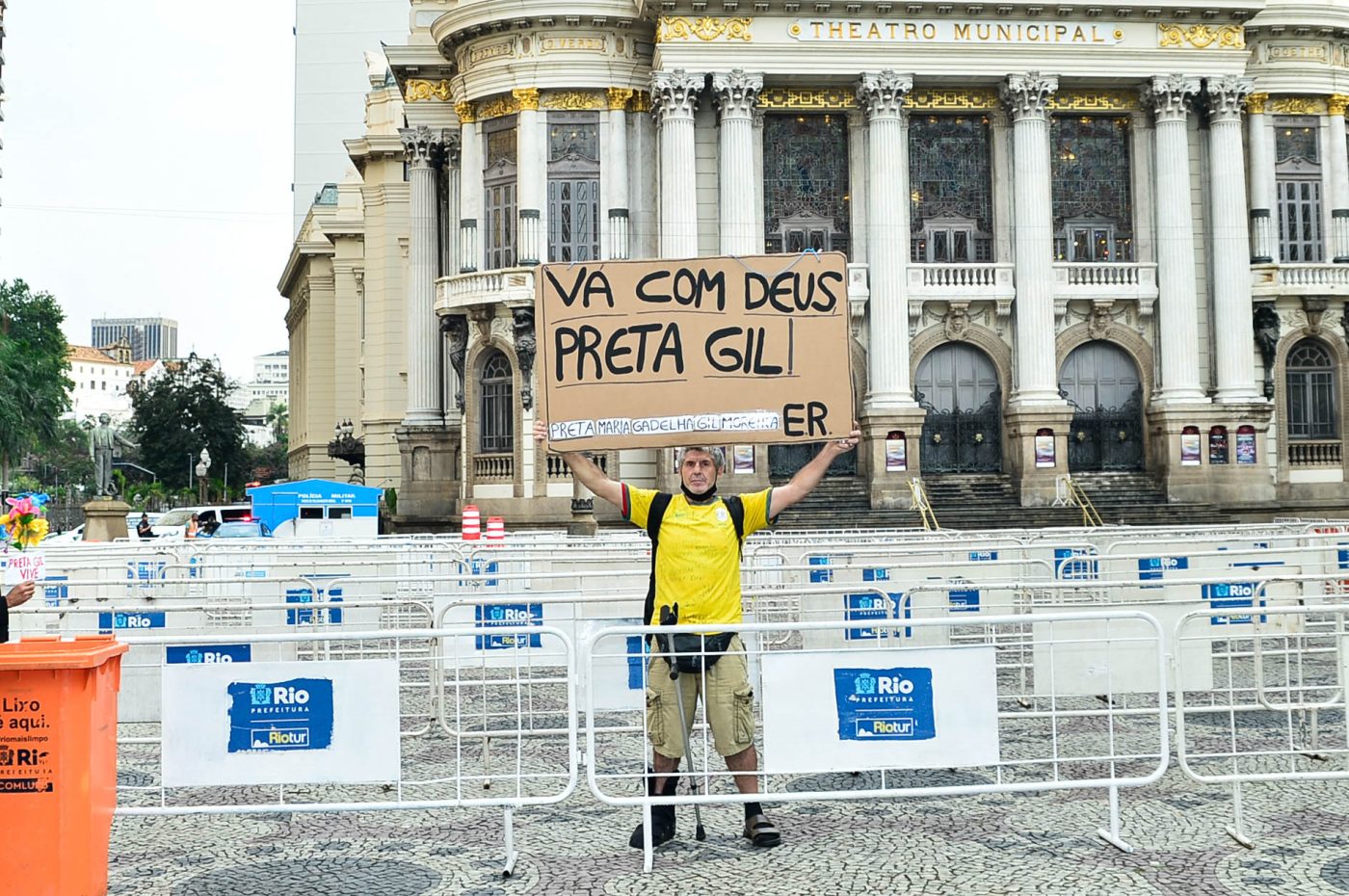 Fãs prestam homenagens no velório de Preta Gil no Theatro Municipal do Rio