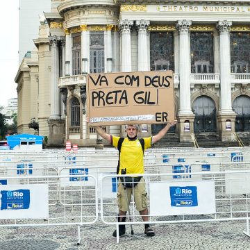 Fãs prestam homenagens no velório de Preta Gil no Theatro Municipal do Rio