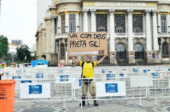 Fãs prestam homenagens no velório de Preta Gil no Theatro Municipal do Rio