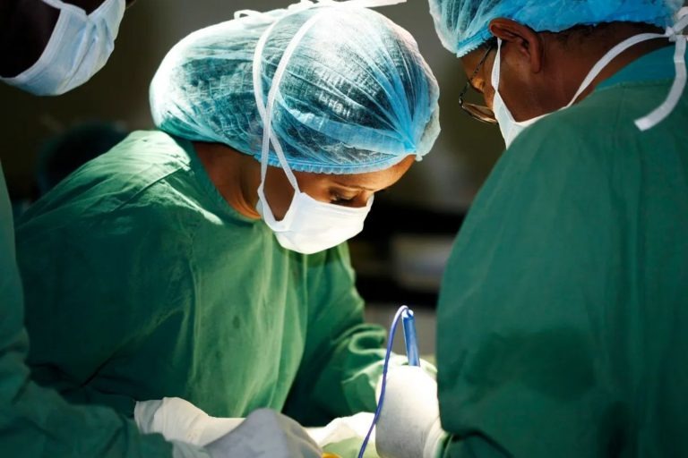Câmara aprova urgência para projeto que cria exame nacional obrigatório para médicos