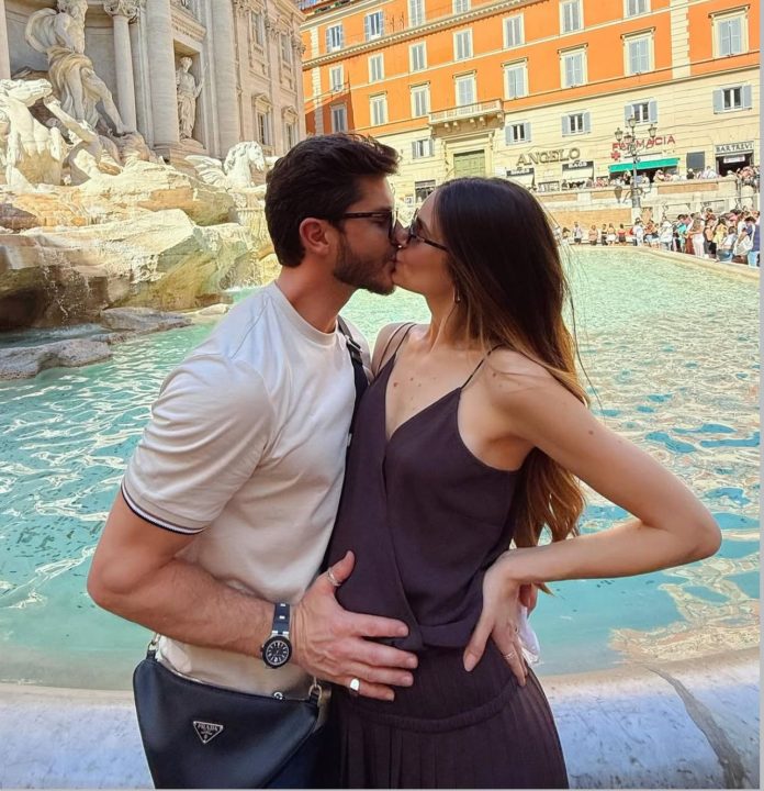 Grávida de Klebber Toledo, Camila Queiroz exibe barriguinha em viagem a Roma; veja fotos