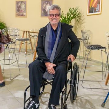 Aos 72 anos, Carlinhos de Jesus revela problemas de saúde e explica uso de cadeira de rodas: “Está tudo sob controle — ou quase!”