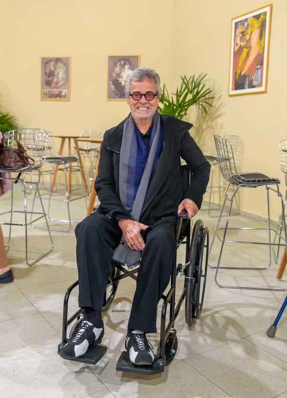 Aos 72 anos, Carlinhos de Jesus revela problemas de saúde e explica uso de cadeira de rodas: “Está tudo sob controle — ou quase!”