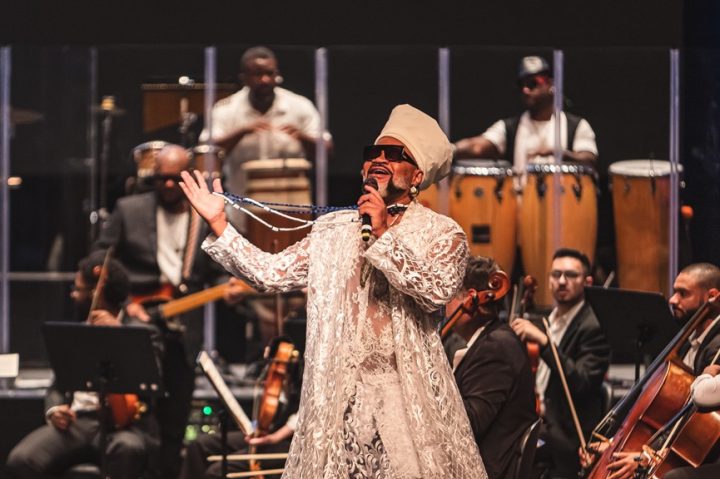 Carlinhos Brown leva a força da Bahia para concerto especial com a Orquestra Ouro Preto, celebrando os 314 anos de Ouro Preto