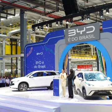 Histórico! Primeiro BYD Dolphin Mini 100% brasileiro é apresentado na nova fábrica em Camaçari