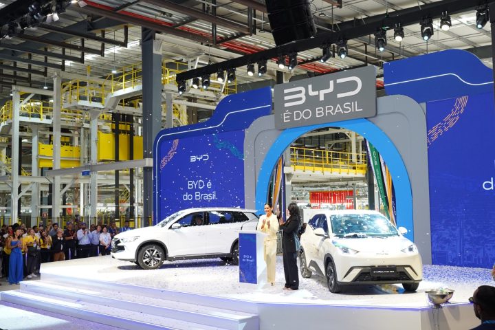 Histórico! Primeiro BYD Dolphin Mini 100% brasileiro é apresentado na nova fábrica em Camaçari