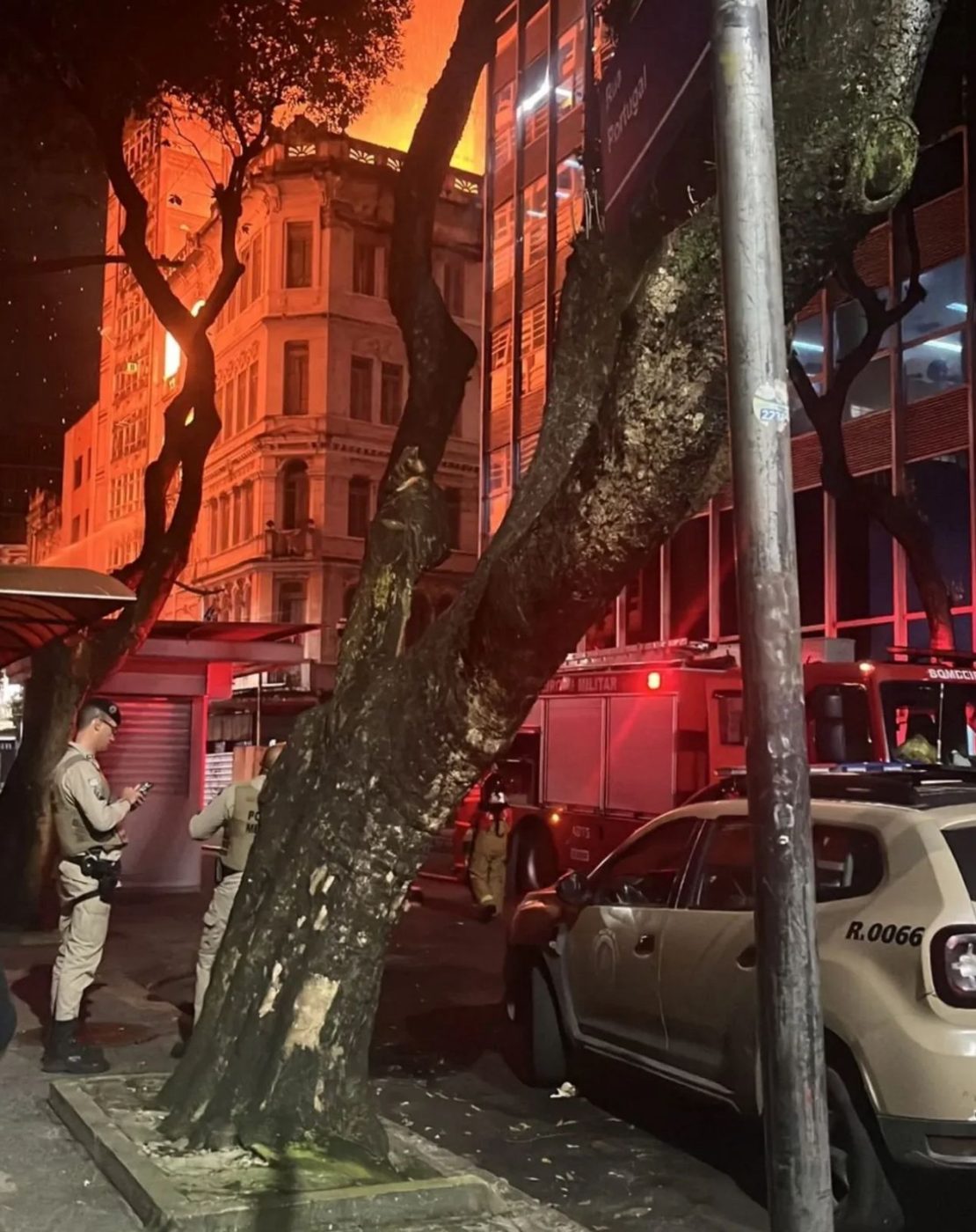 Casarão pega fogo no Comércio, em Salvador, e chamas atingem outros três prédios