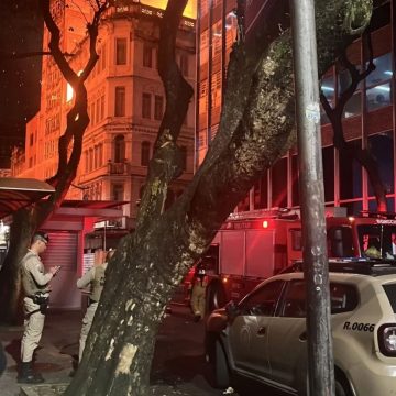 Casarão pega fogo no Comércio, em Salvador, e chamas atingem outros três prédios