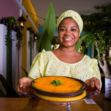 Baiana que fez sucesso com acarajé em Portugal inaugura restaurante em Salvador