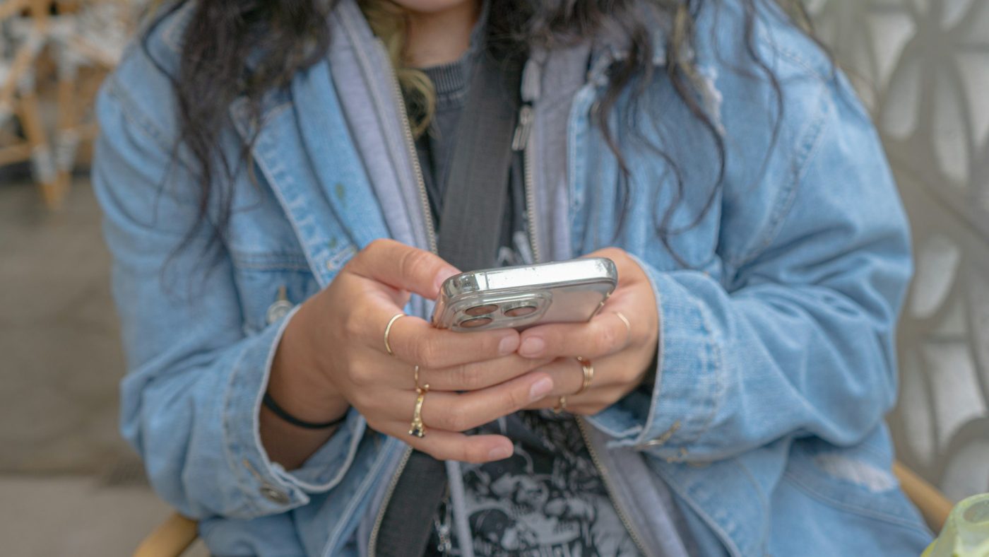 Brasil tem quase 169 milhões de pessoas com celular, diz IBGE; acesso à internet chega a 97,5%