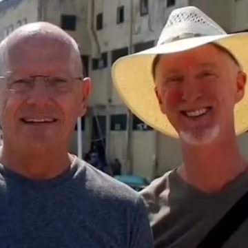 Professor de música é demitido de escola católica após pai de aluno descobrir obituário do marido dele