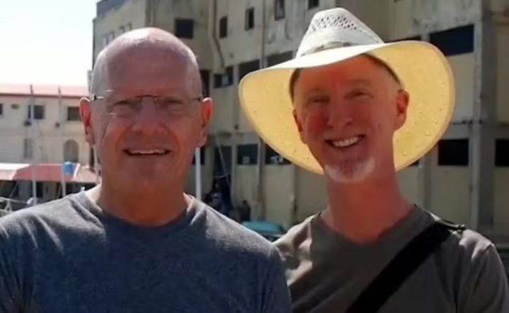 Professor de música é demitido de escola católica após pai de aluno descobrir obituário do marido dele