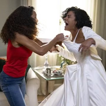 Em Vale Tudo, Raquel se vinga de Maria de Fátima e rasga o vestido de noiva da filha
