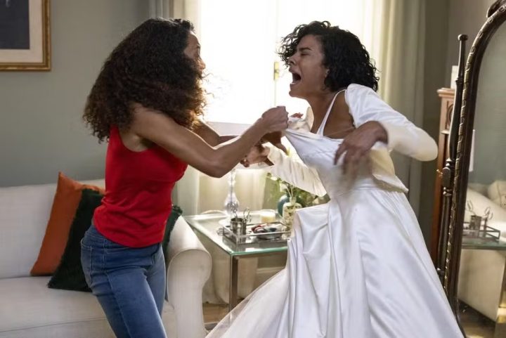 Em Vale Tudo, Raquel se vinga de Maria de Fátima e rasga o vestido de noiva da filha
