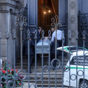 Corpo de Preta Gil é escoltado por batedores até o Theatro Municipal do Rio