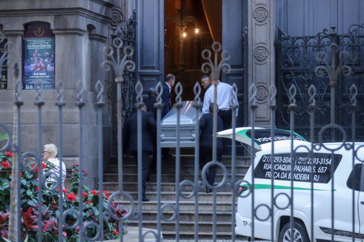Corpo de Preta Gil é escoltado por batedores até o Theatro Municipal do Rio