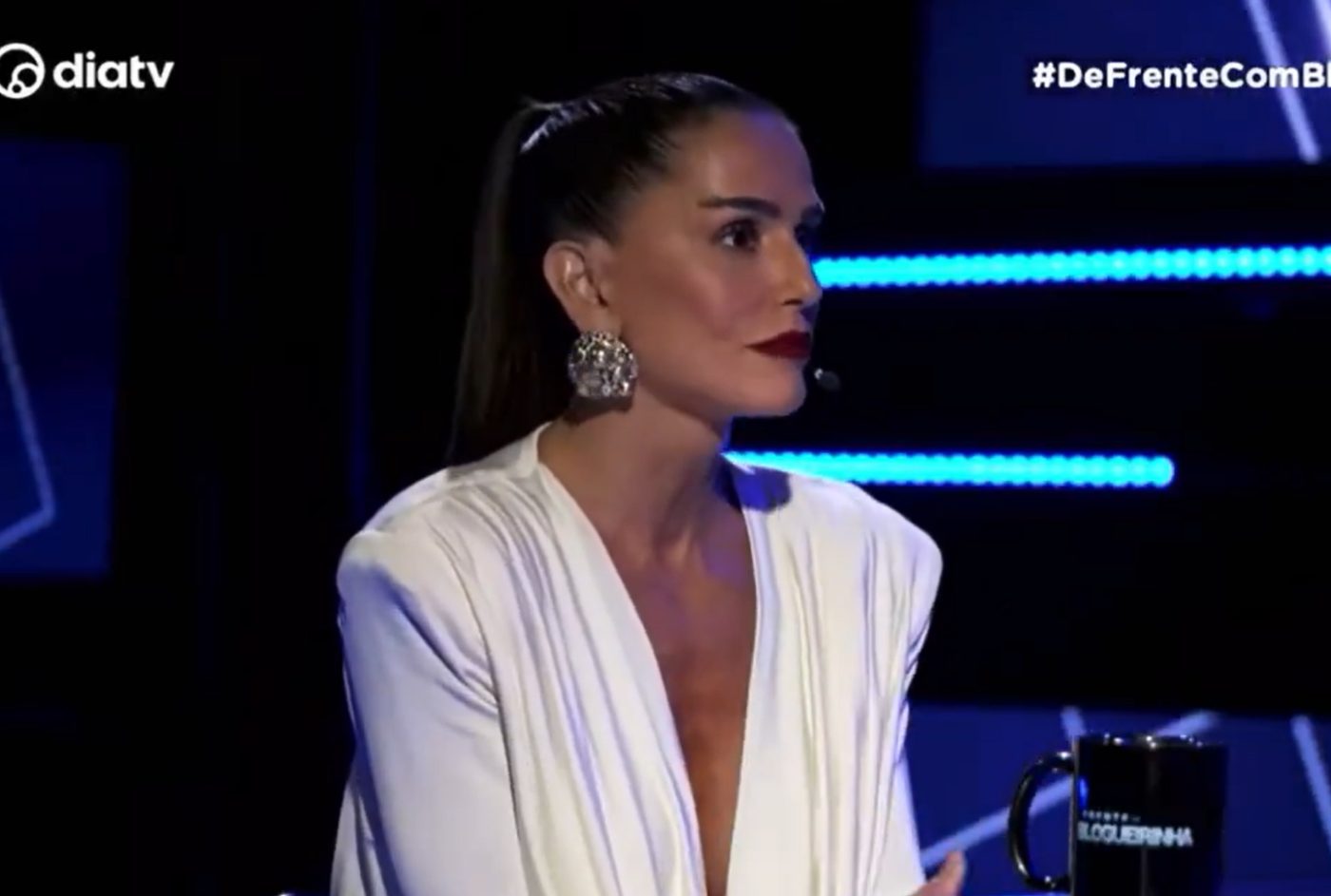 Deborah Secco revela que já beijou ator com “bafo” durante novela