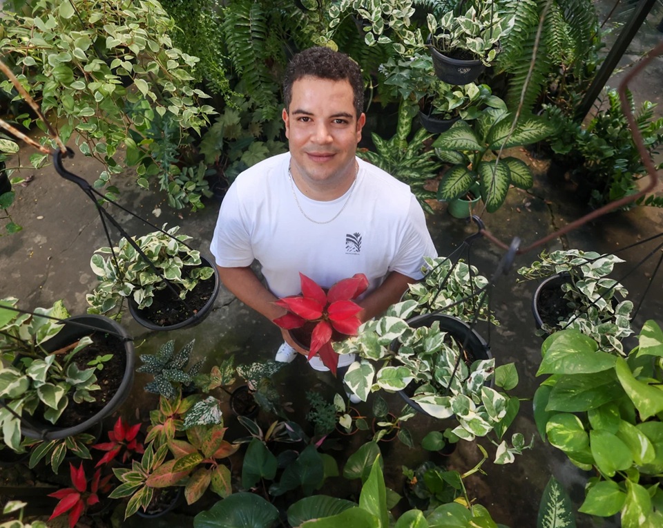 Delivery de plantas: conheça o ex-motorista de app que montou negócio inusitado em Salvador