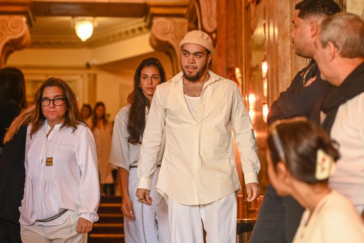 Filho de Preta Gil, Francisco Gil chega ao velório da mãe no Theatro Municipal