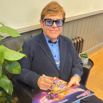 Elton John comemora 35 anos de sobriedade