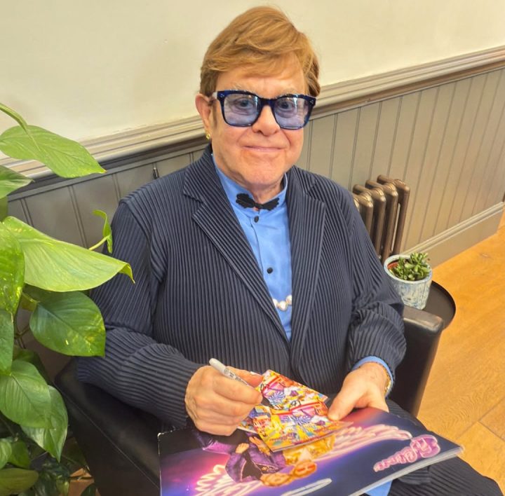 Elton John comemora 35 anos de sobriedade