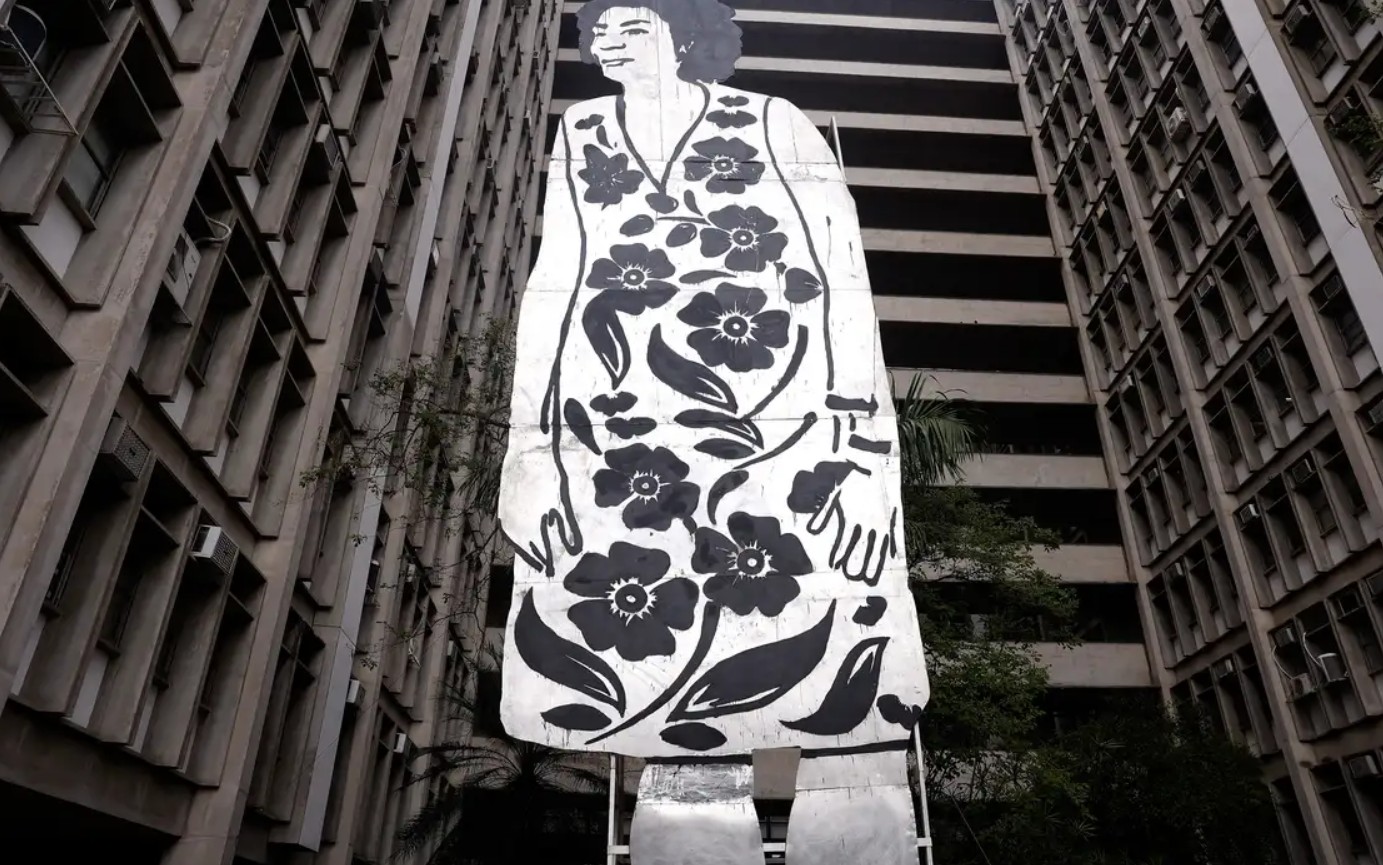 Escultura gigante de Marielle Franco é inaugurada na Uerj