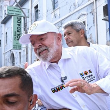 Presidente Lula se junta ao cortejo do 2 de Julho em Salvador; veja vídeo