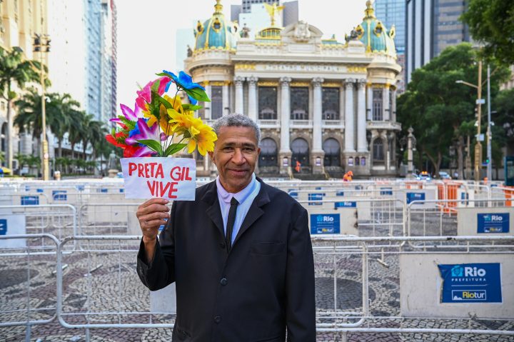 Fãs prestam homenagens no velório de Preta Gil no Theatro Municipal do Rio