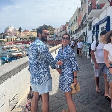Fátima Bernardes e Túlio Gadêlha combinam looks em passeio pelo verão europeu