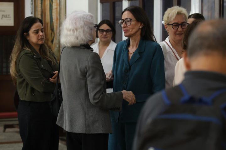 Familiares, amigos e fãs participam de missa em homenagem a Preta Gil no Rio
