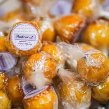 Antes do morango do amor viralizar, doce feito com coco e casca crocante já era popular na Bahia