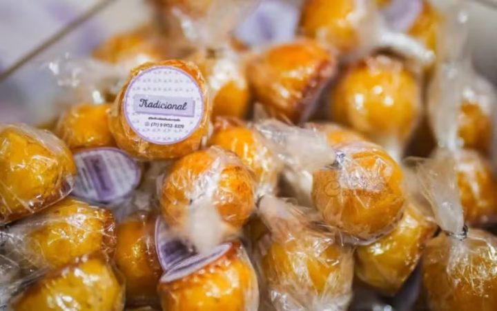 Antes do morango do amor viralizar, doce feito com coco e casca crocante já era popular na Bahia