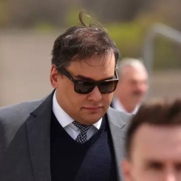 George Santos é preso nos EUA e começa a cumprir pena de sete anos por fraude e falsidade ideológica